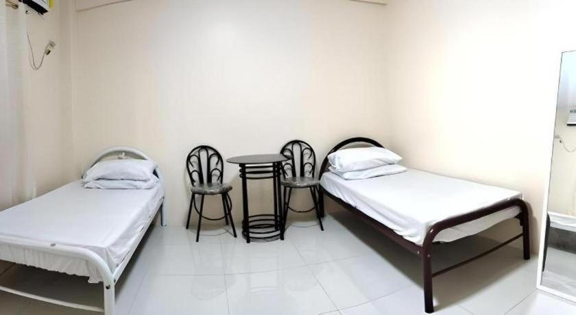 Oyo 800 Ddd Habitat Dormtel Bacolod Hotel Exterior photo